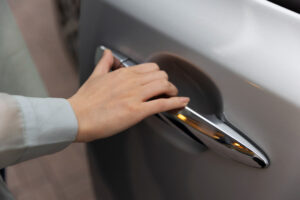 Gagang pintu mobil susah dibuka